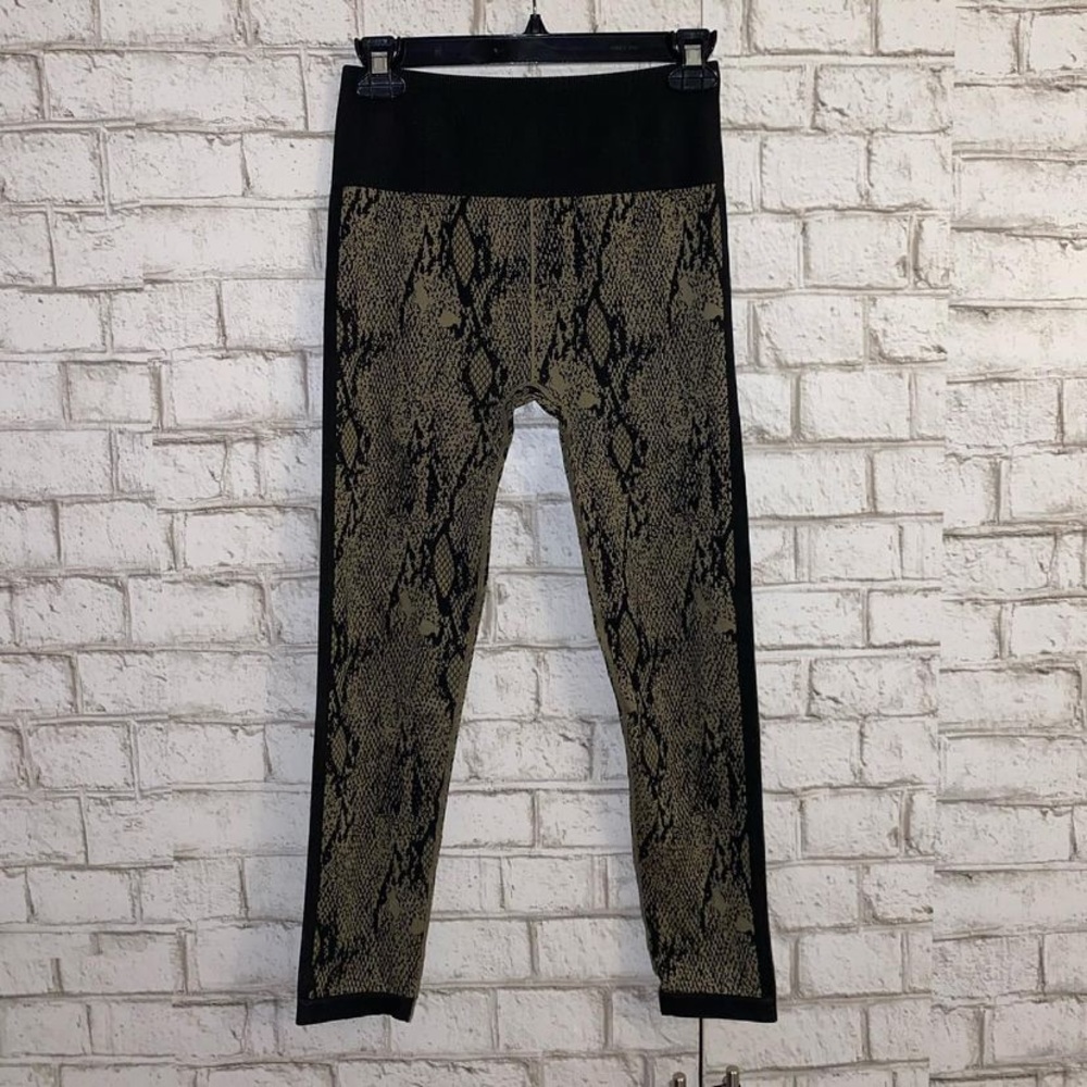 Fabletics Green & Black set!